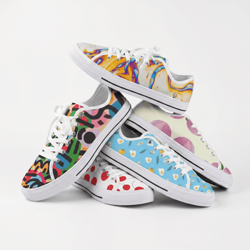 Zapatillas Seattle personalizadas para mujer apiladas con diseños únicos y coloridos sobre fondo blanco.