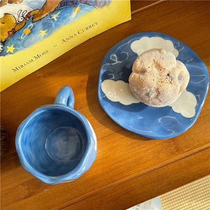 Taza de café con platillo, en cielo azul y nubes blancas pintadas a mano - tugranalmacen.com