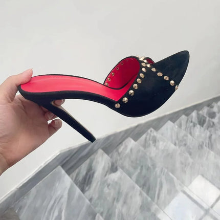 Sandalias de tacón de aguja y boca de pez negras, con tachuelas doradas, estilo elegante
