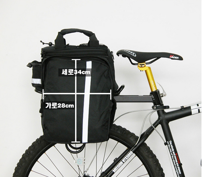 Bolsa para bicicleta negra con reflectantes