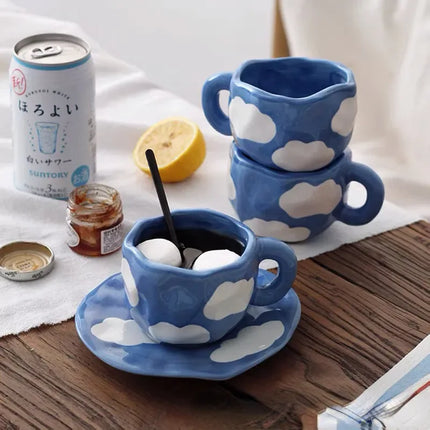 Taza de café azul con nubes