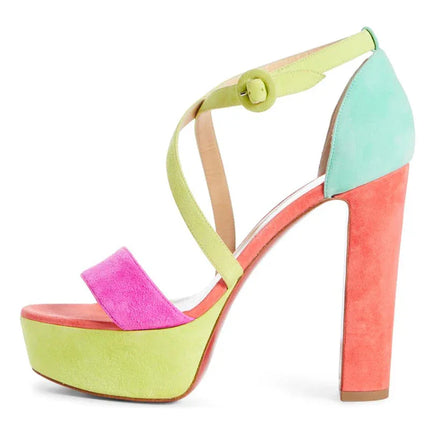 Sandalias plataforma de tacón grueso y tiras cruzadas multicolor en ante estilo moderno