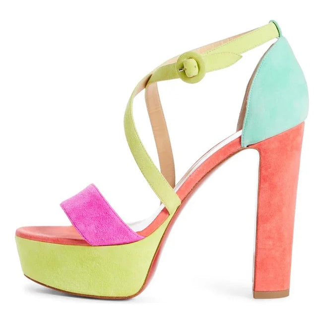 Sandalias plataforma de tacón grueso y tiras cruzadas multicolor en ante estilo moderno