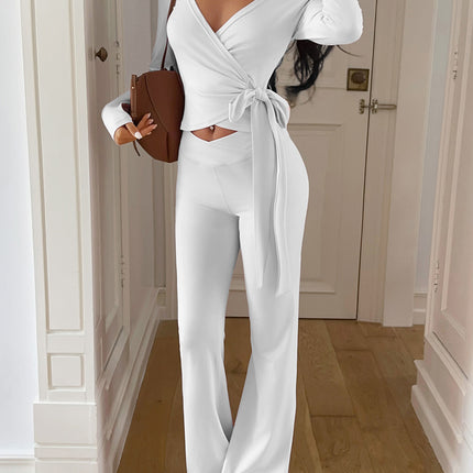 Conjunto smart casual ajustado para mujer con camiseta y pantalones