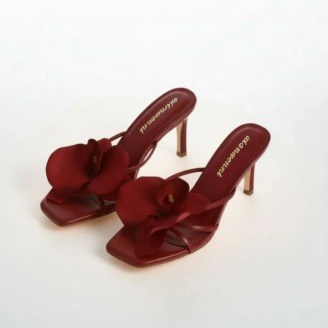 Zapatillas de tacón alto con punta de flor, color rojo, material satinado, estilo elegante