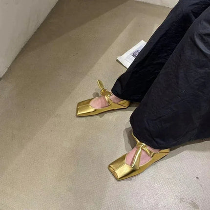 Zapatos Mary Jane planos estilo francés dorados de cuero con lazo