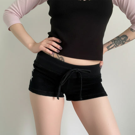 Shorts de terciopelo con pentagramas y cintura baja casual