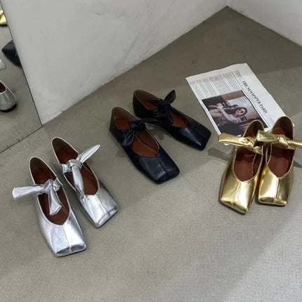 Zapatos Mary Jane planos estilo francés en cuero negro, plateado y dorado con lazo decorativo