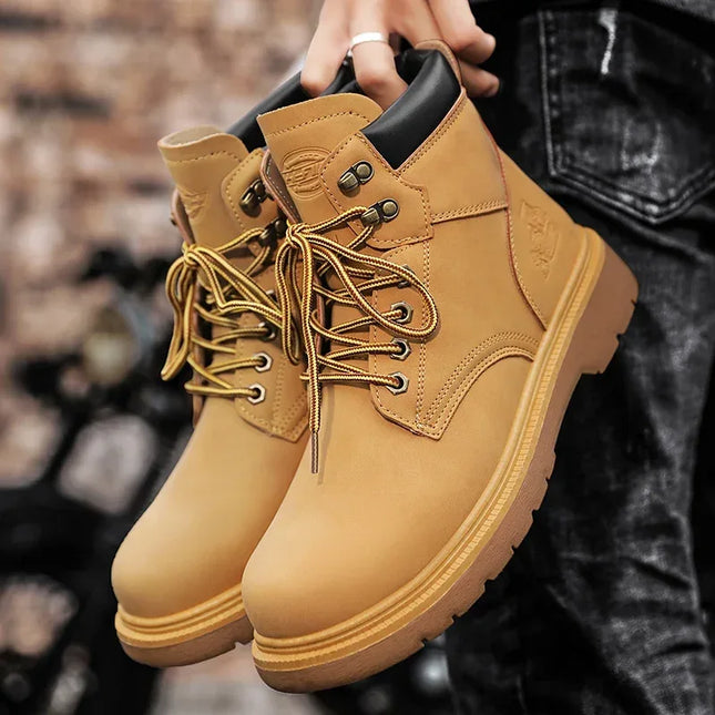 Botas estilo outdoor resistentes e impermeables para hombre en color marrón claro, vistas desde el frente.