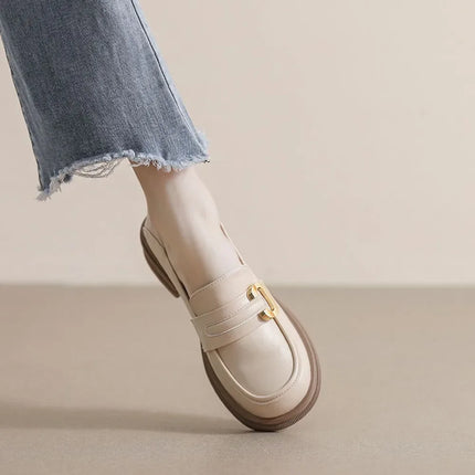 Zapatos de tacón grueso estilo británico, beige, cuero, diseño elegante y moderno