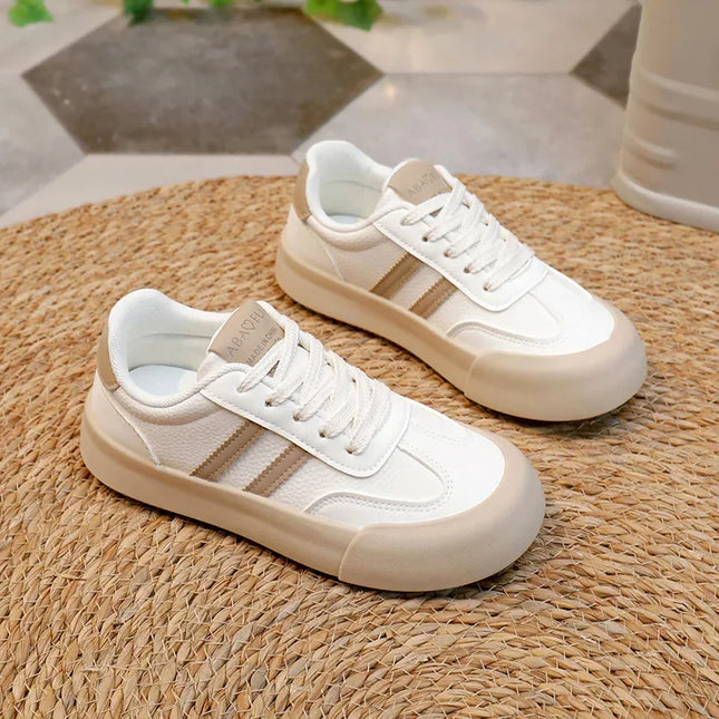 Zapatillas AbaFu de suela gruesa blancas con detalles beige de cuero sintético estilo casual
