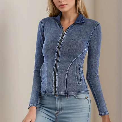Top denim lavado y cuello alto con cremallera y bolsillos