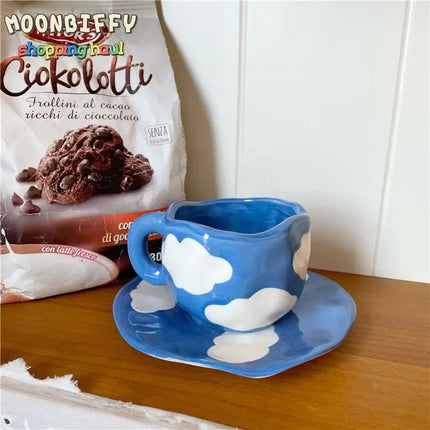 Taza de café con platillo, en cielo azul y nubes blancas pintadas a mano - tugranalmacen.com