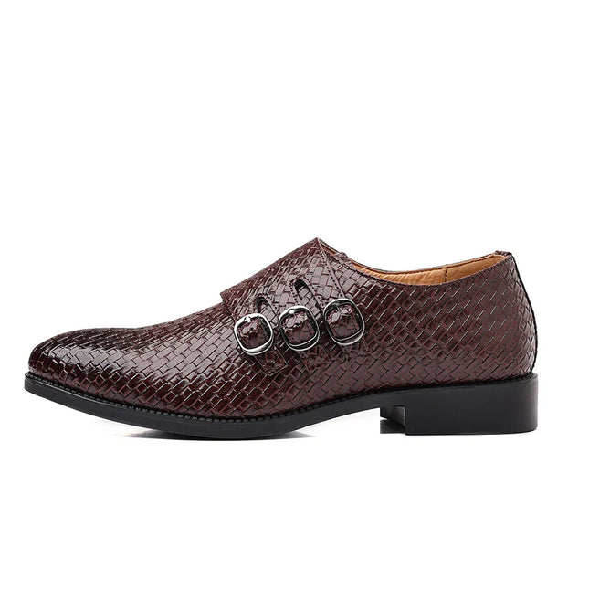 Zapatos de vestir para hombre elegantes con triple hebilla lateral y acabado en textura entrelazada.
