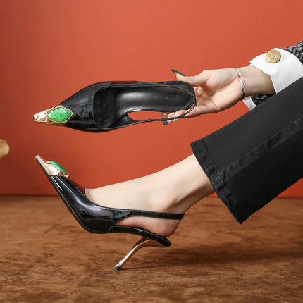 Zapatos de tacón stiletto burdeos con correa de cuero