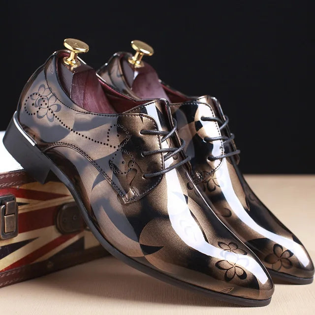 Zapatos de vestir para hombre con diseño floral elegante en color oro