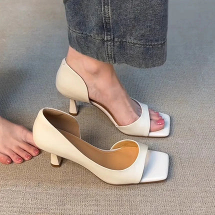 Zapatos de tacón estilo francés modelo Dalia, color crema, material cuero, diseño elegante