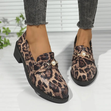 Mocasines con tacón de bloque y punta redonda, estampado animal print, detalle de cadena dorada y perla