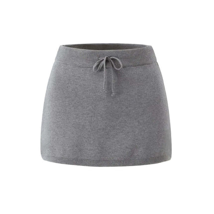 Falda gris de punto con botones de estilo midi elegante