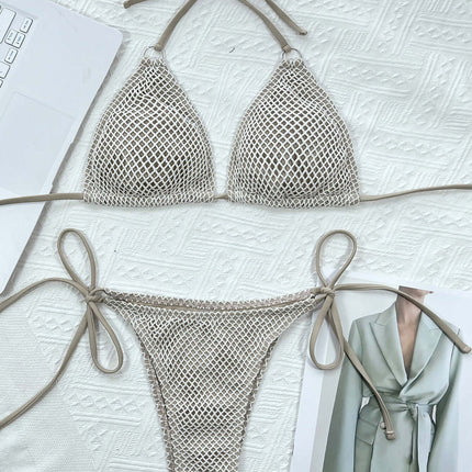 Bikini triangular blanco con lazos, estilo de red con detalles en tono nude, ideal para playa o piscina.