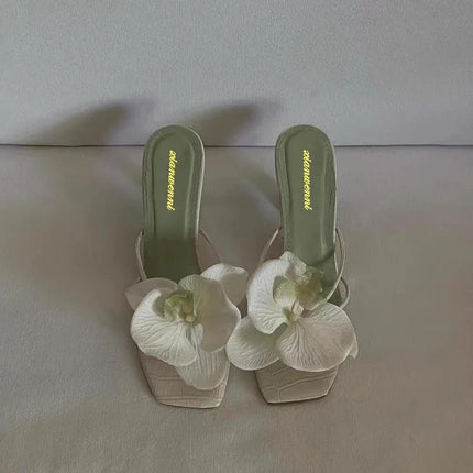 Zapatillas de tacón alto con punta de flor, color beige, material sintético, estilo elegante