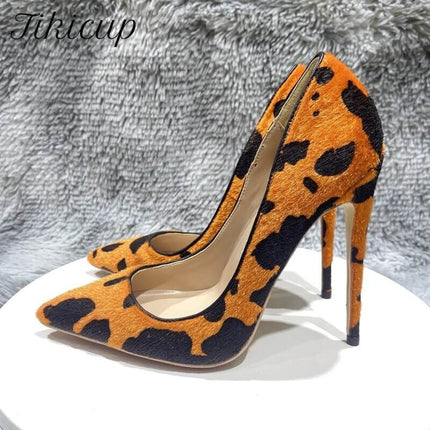 Zapatos de tacón con estampado de vaca color naranja