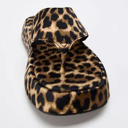Sandalias Leopard con tira al dedo, estampado animal print, tonos marrón y negro, estilo casual, material sintético