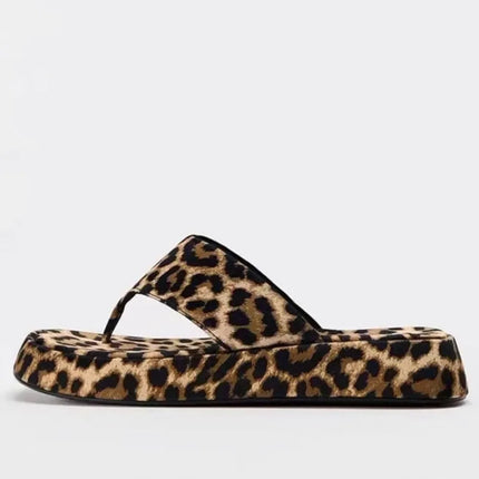 Sandalias Leopard con tira al dedo, estampado leopardo, material textil, estilo casual, plataforma baja