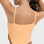 Camiseta deportiva negra con cuello asimétrico