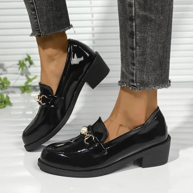 Mocasines con tacón de bloque y punta redonda negros de charol estilo elegante