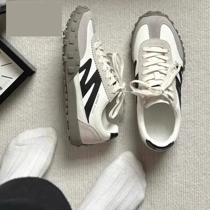 Zapatillas Urban con punta redonda en contraste blancas y grises de cuero y tela estilo casual