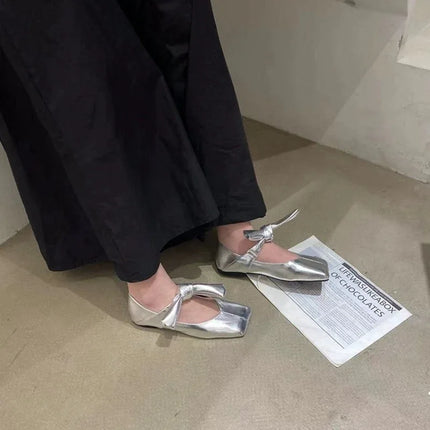 Zapatos Mary Jane planos estilo francés plateados de cuero con lazo