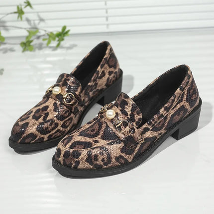 Mocasines con tacón de bloque y punta redonda, estampado animal print, detalles dorados y perlas, estilo moderno