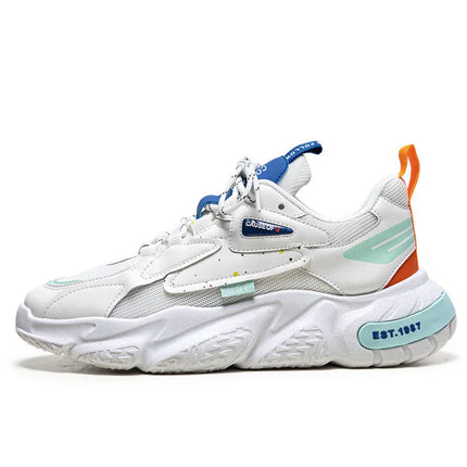 Zapatillas Deportivas Urbanas PACE, confort y estilo en cada paso, en color blanco y gris, con diseño moderno y suela gruesa para mayor confort.