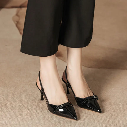 Zapatos de tacón alto de charol con punta afilada y correa
