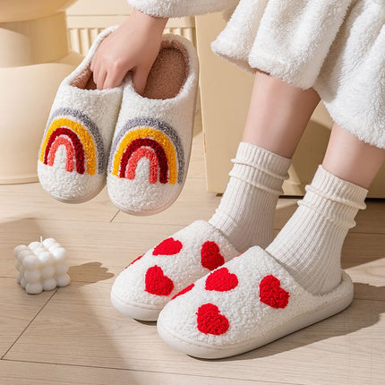 Pantuflas divertidas de algodón cálido blancas con arcoíris y corazones rojos, diseño antideslizante