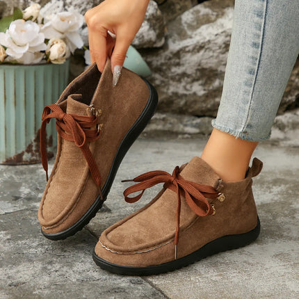 Botas casual de mujer de ante vegano marrón con cordones y suela negra, estilo informal