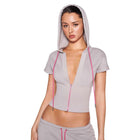 Sudadera crop de mujer con capucha gris suave