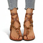Sandalias planas con tiras en la punta y tachuelas, color disponible