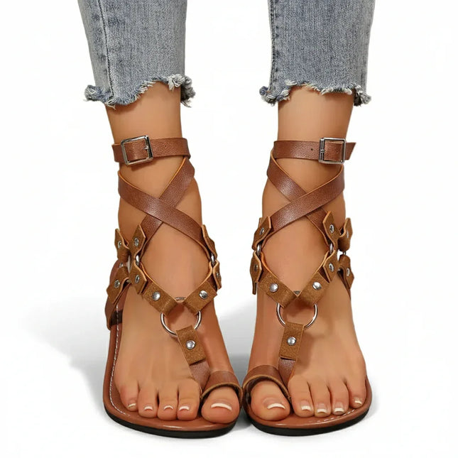 Sandalias planas con tiras en la punta y tachuelas, color disponible