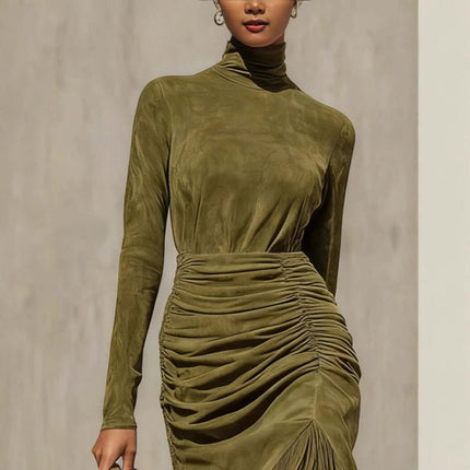 Elegante vestido con flecos de mujer