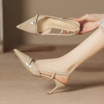 Zapatos de tacón alto de charol con punta afilada y correa