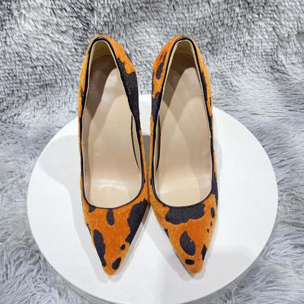 Zapatos de tacón con estampado de vaca color naranja, estilo moderno, material sintético