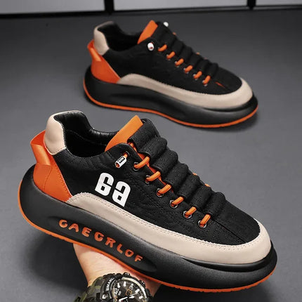 Zapatillas deportivas para hombre moderno con suela gruesa y diseño atractivo en negro y naranja.