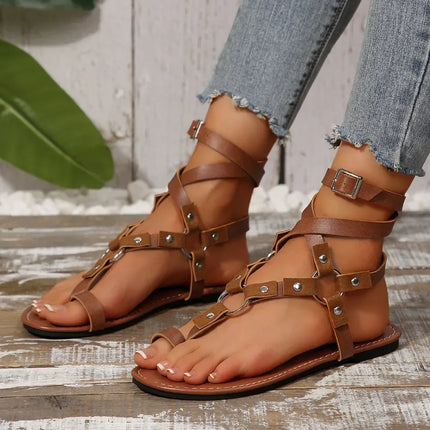 Sandalias planas con tiras marrones y tachuelas, estilo casual, material cuero, Sandalias planas con tiras en la punta y tach
