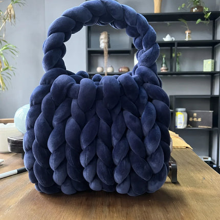 Bolsa de cartero tejida a mano con hilo hilado y núcleo de terciopelo de cristal. - tugranalmacen.com
