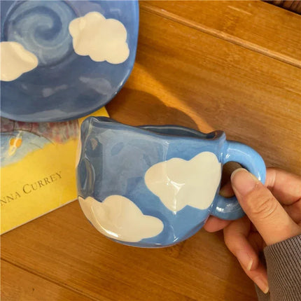 Taza de café con platillo, en cielo azul y nubes blancas pintadas a mano - tugranalmacen.com