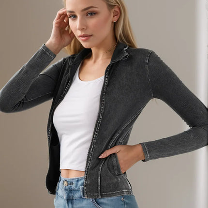 Top denim lavado y cuello alto con cremallera y bolsillos