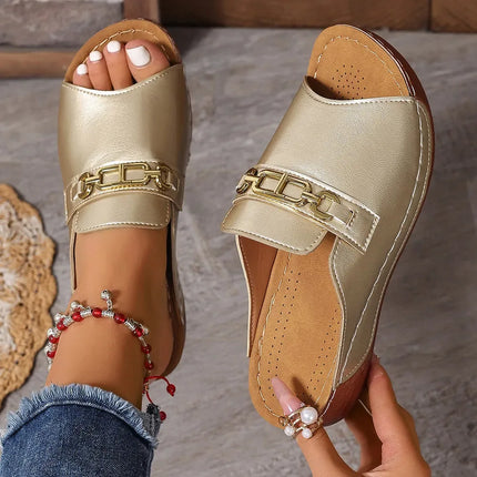 Sandalias Slip-On punta abierta doradas de cuero sintético con detalle de cadena, estilo casual elegante