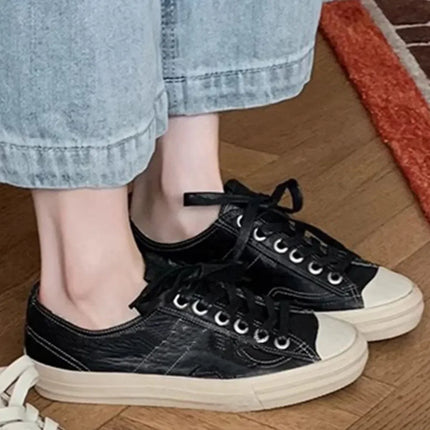 Zapatillas viejas de piel de vaca negras estilo retro con cordones